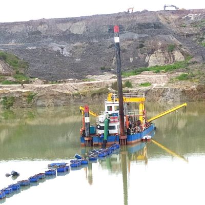 Industriële pomp voor het graven van de rivier
