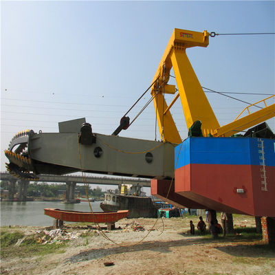 Industriële pomp voor het graven van de rivier