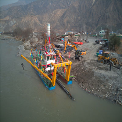 Industriële pomp voor het graven van de rivier