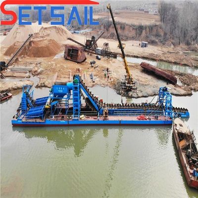 Gepersonaliseerde Dredger met een hoge dredegediepte, een ketting met een emmer met zand en modder, met terugbetaling